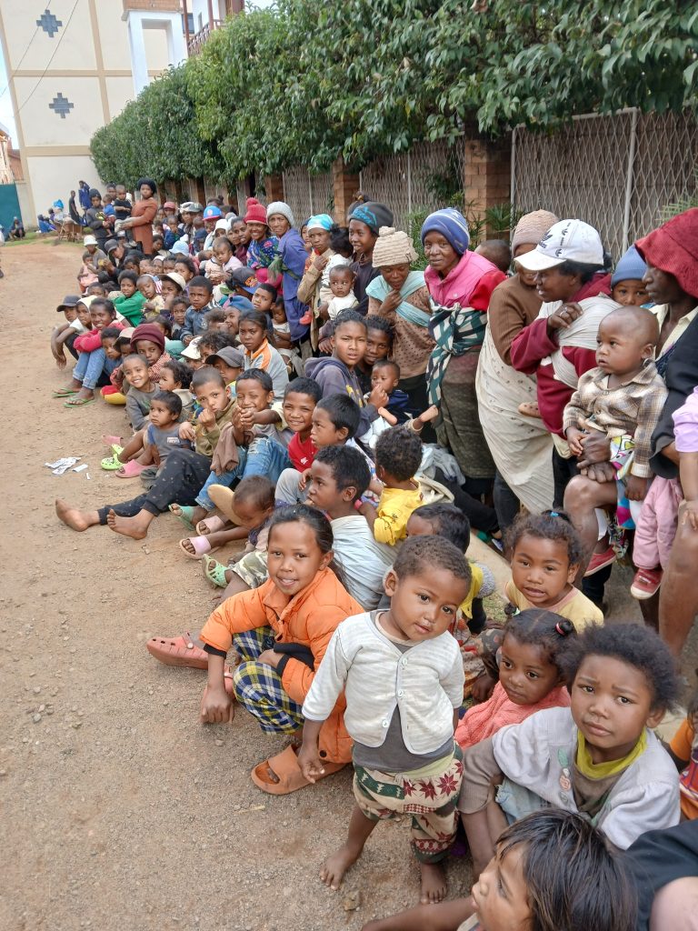 Distribution de yaourts devant le siège de l'association aux enfants des rues