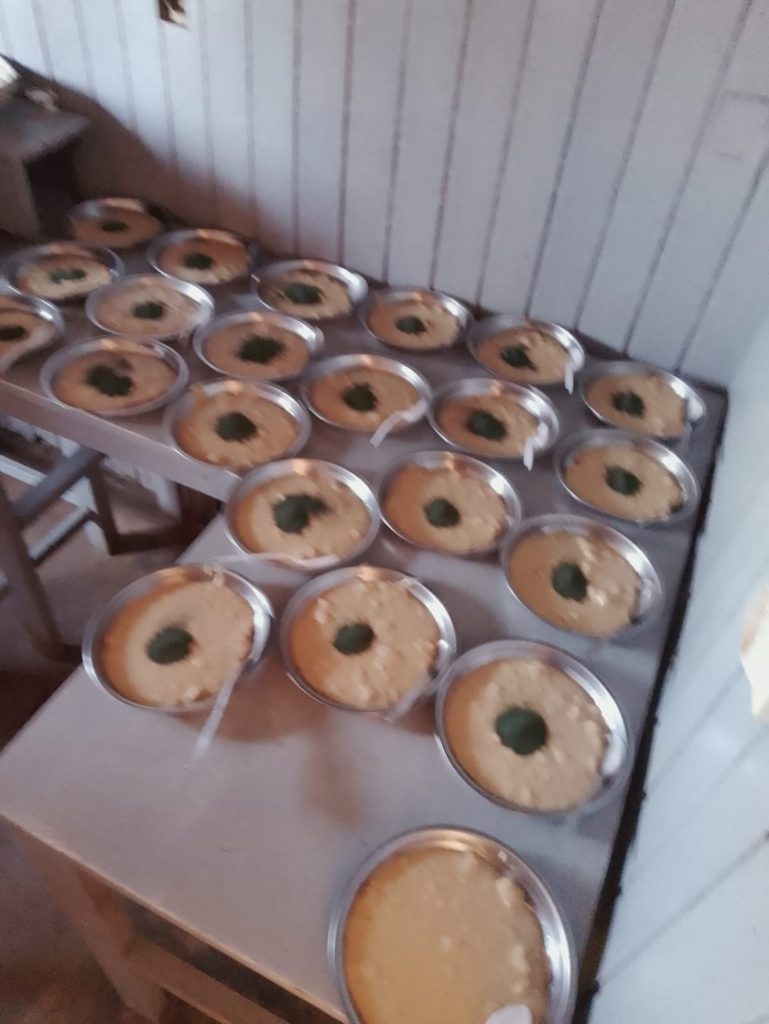 Confection de gâteaux à la farine de maïs fabriqués par les mères de famille