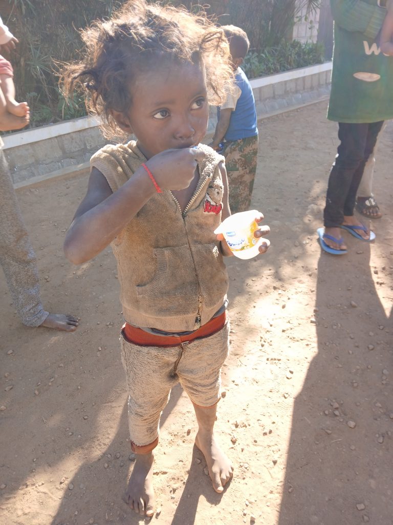Enfant des rues alimenté puis habillé par l'association